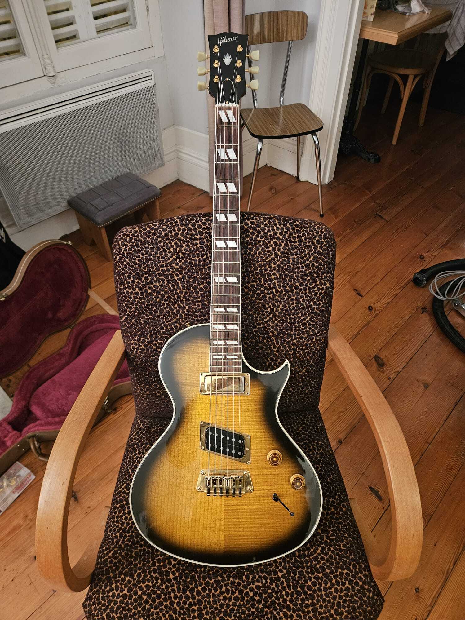 Gibson Nighthawk Standard ST-2 Sunburst.
