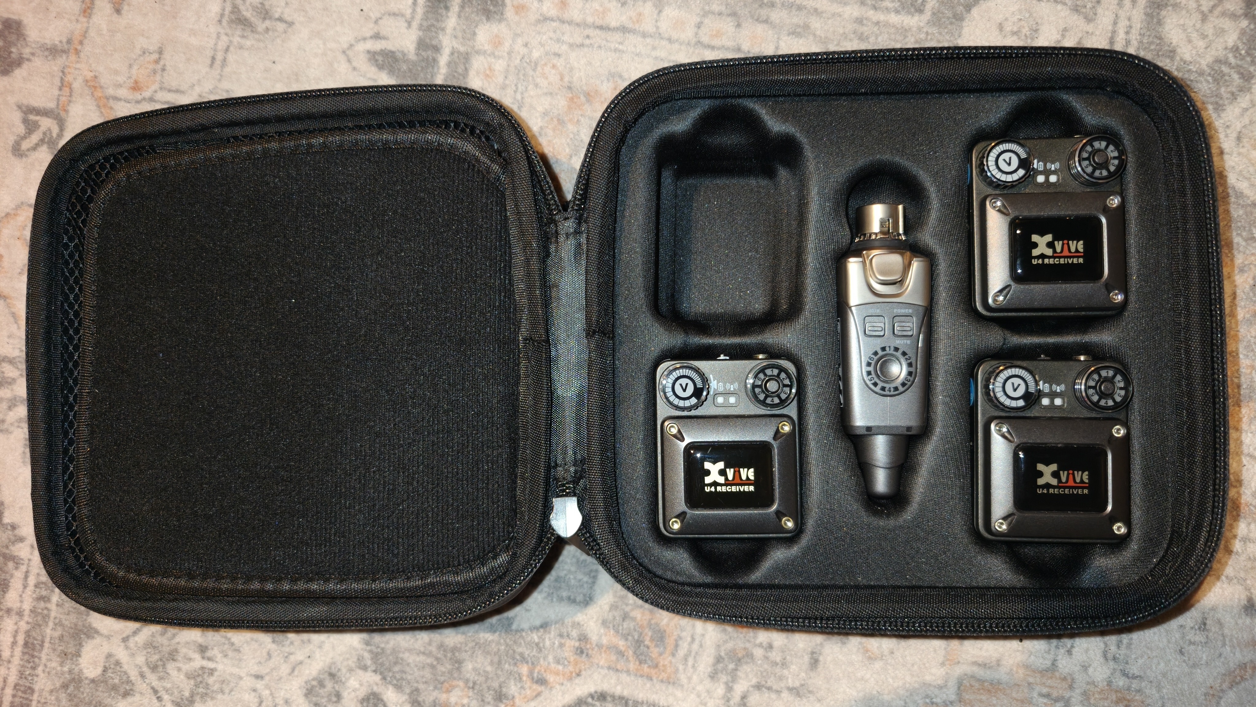 Xvive U4 in-ear monitor Pack - 3 récepteurs + 1 émetteur + boîte de transport