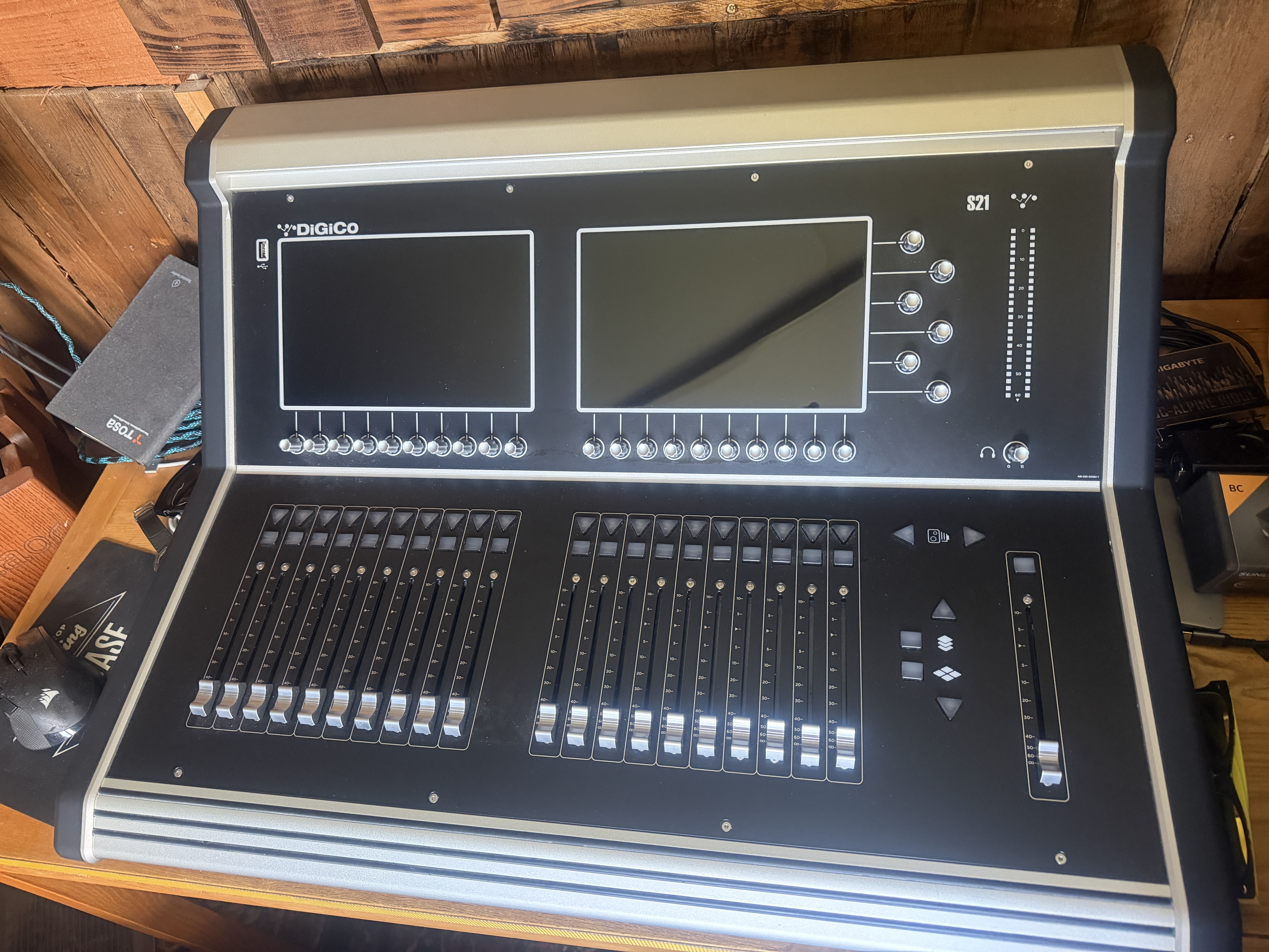 Console DiGiCo S21 avec flight case et options MADI