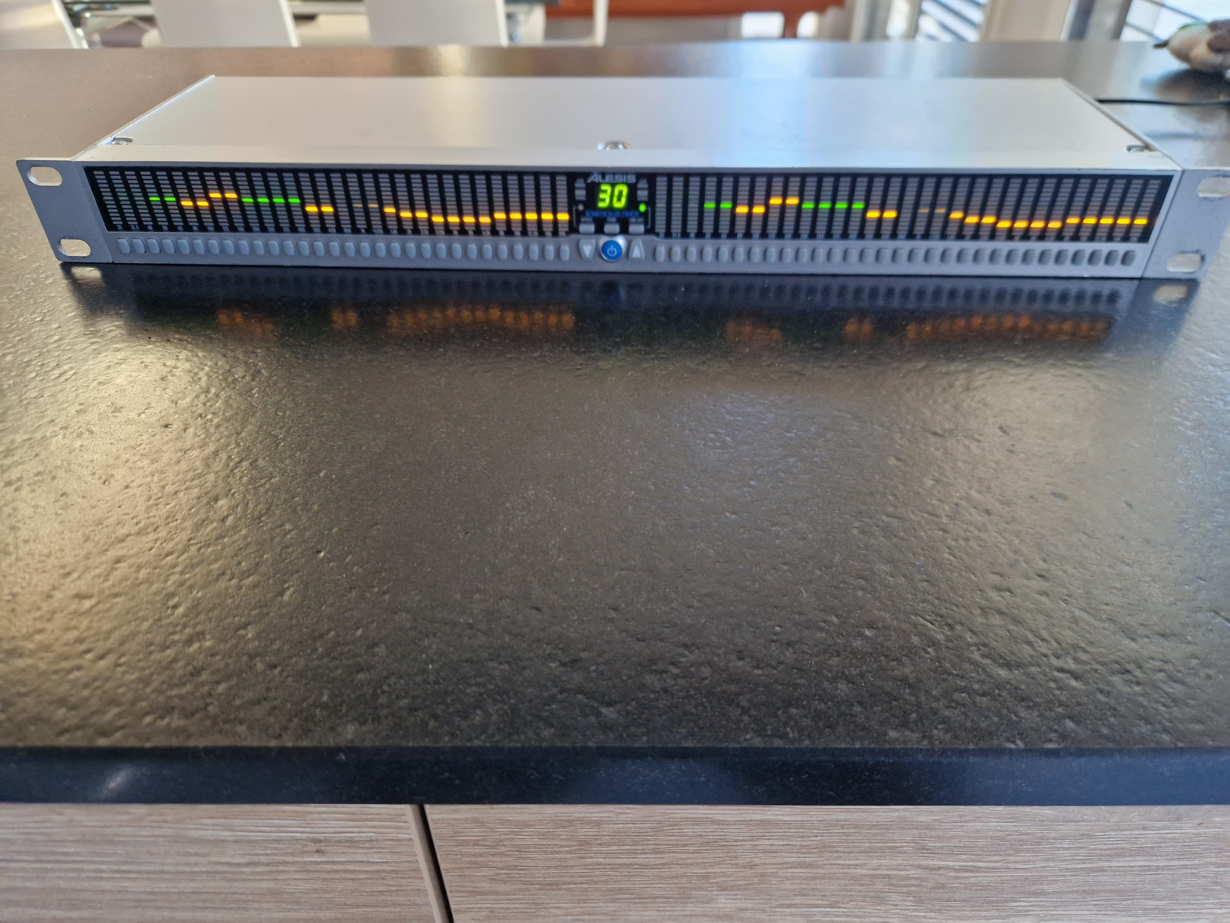 Alesis DEQ230 égaliseur graphique
