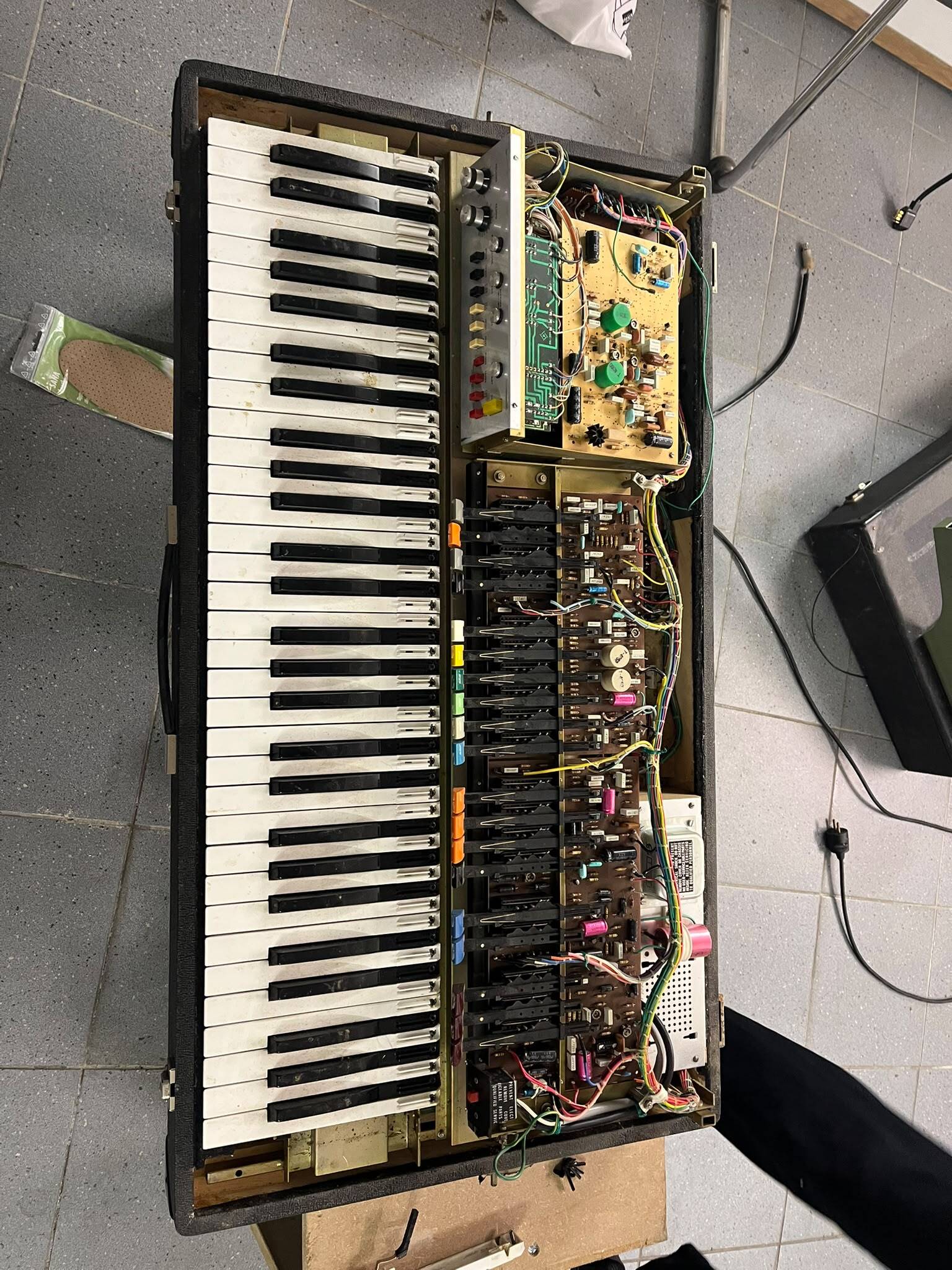 À donner : orgue Farfisa VIP 200R pour amateur·ice d’électronique / restauration