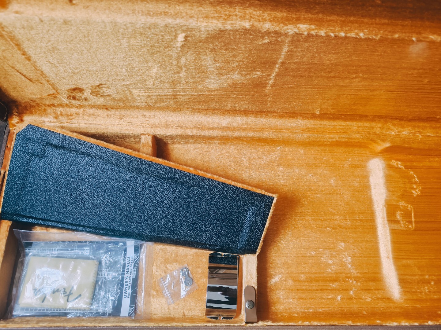 14.Valise + goodies