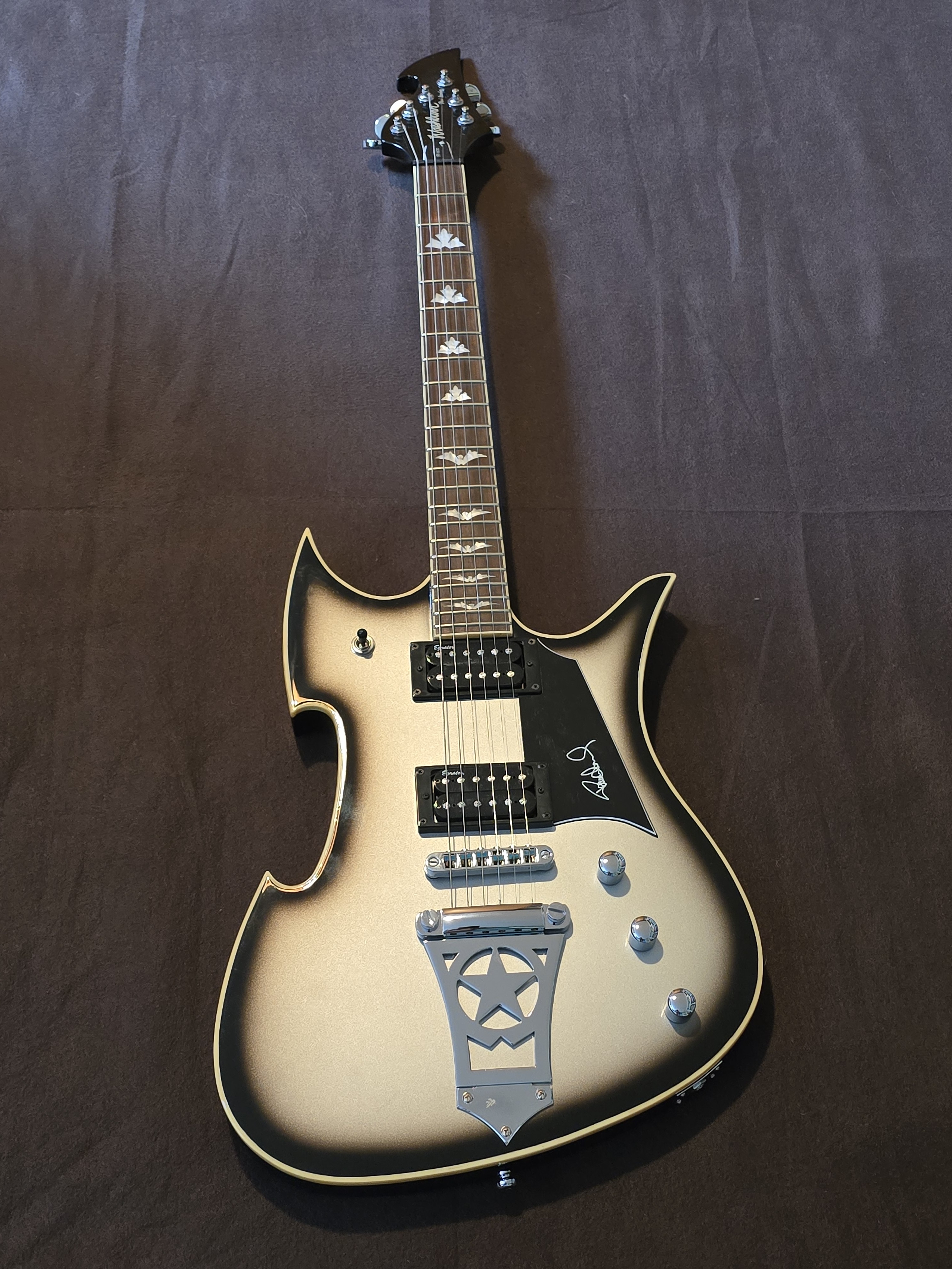 Vends guitare électrique Washburn PS600 Paul Stanley Signature, modèle signature du célèbre guitariste et chanteur du groupe KI
