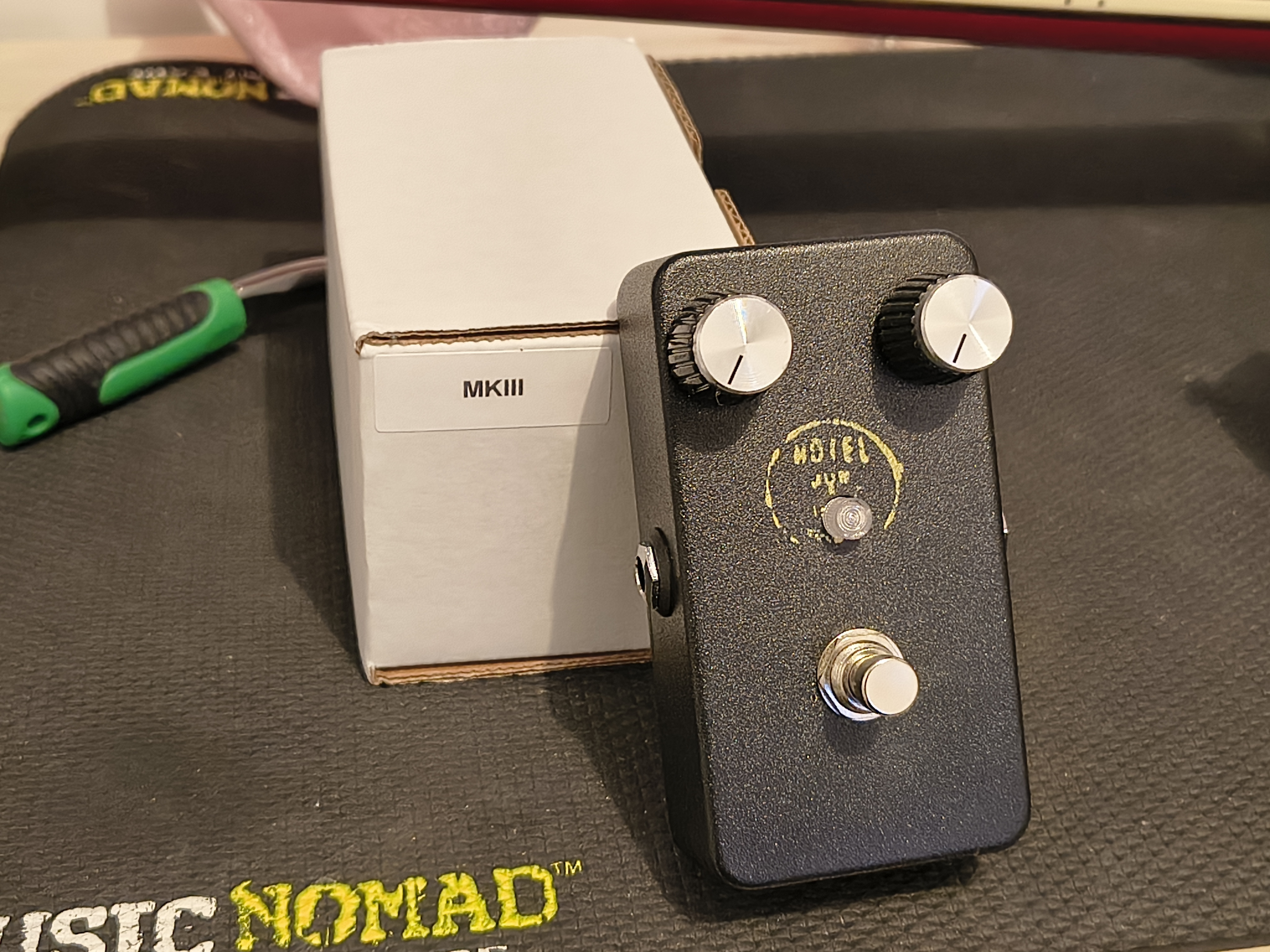 Lovepedal MKIII « Hotel Fuzz » – Finition noire – Avec boîte