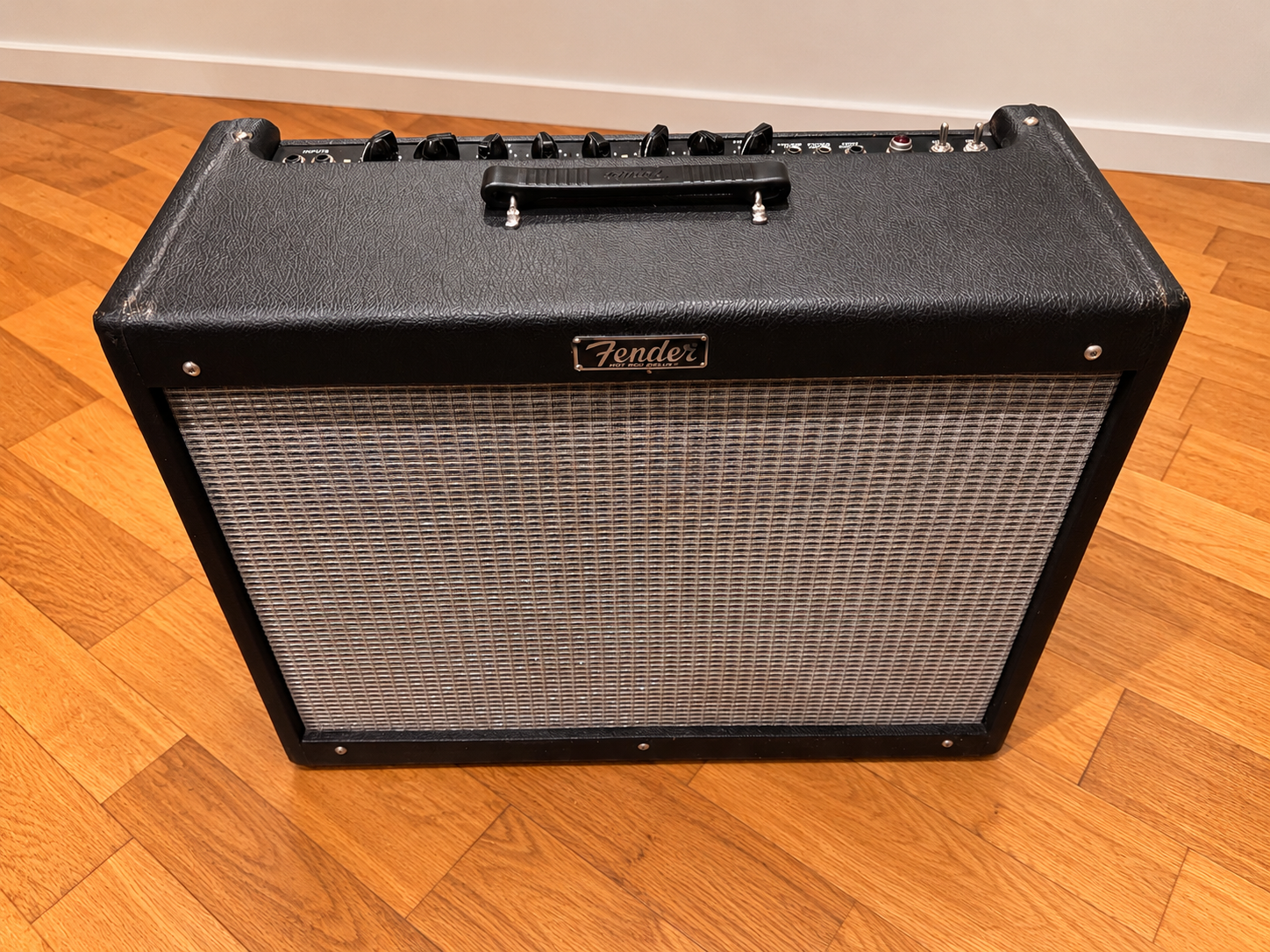 Amplificateur Fender sur parquet en chêne-2