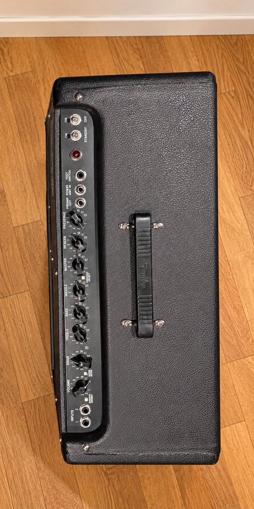 Amplificateur Fender sur parquet chêne naturel-1