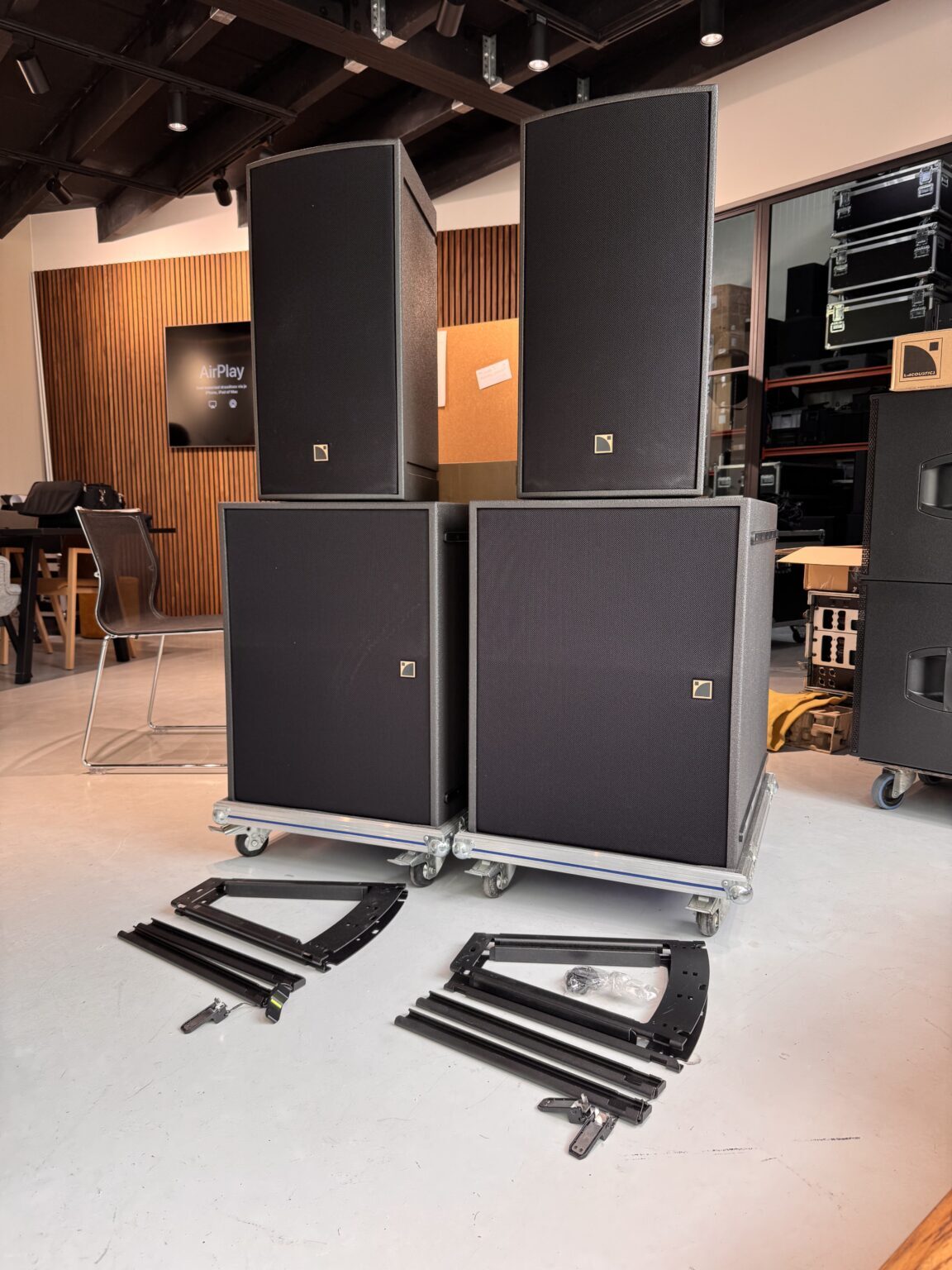 Système audio L-Acoustics — 2 enceintes SB18m + 2 enceintes ARCS Wide — Flight cases et système d'accrochage
