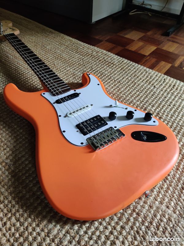 Vends belle Stratocaster Squier modifié avec bons micros