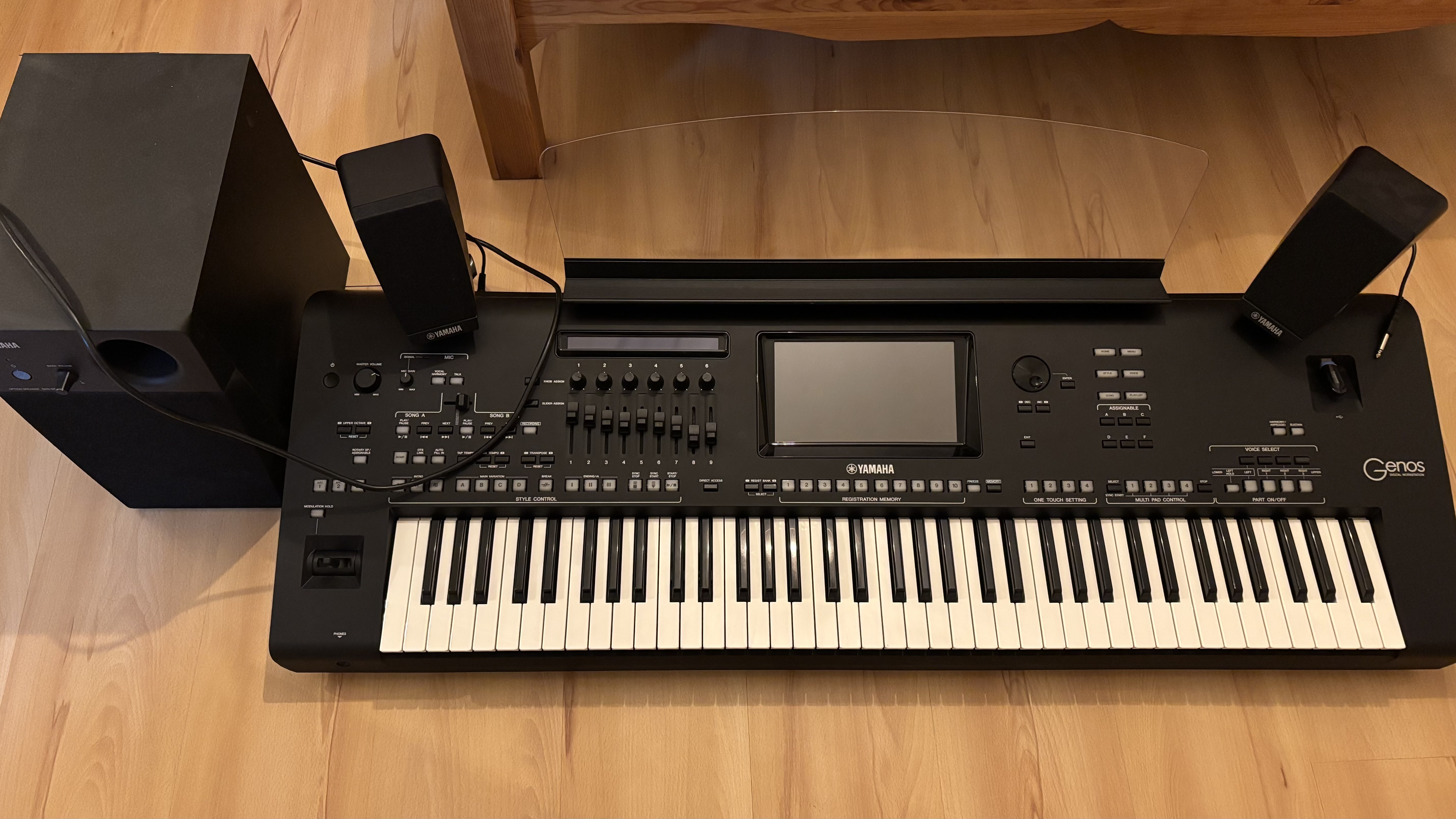 vends mon GENOS  , jamais fait de scene, avec ses enceinte (petites sur clavier et caisson de basse)