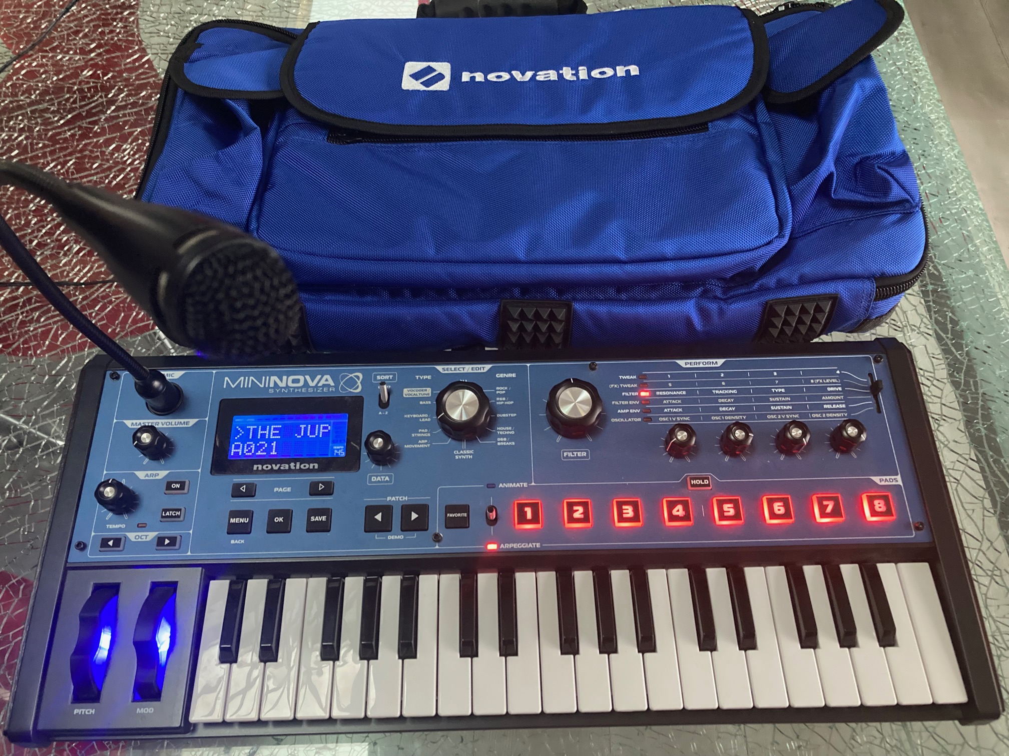 Vends synthé/vocodeur MININOVA de NOVATION (+ housse de transport et pack de 330 sons)