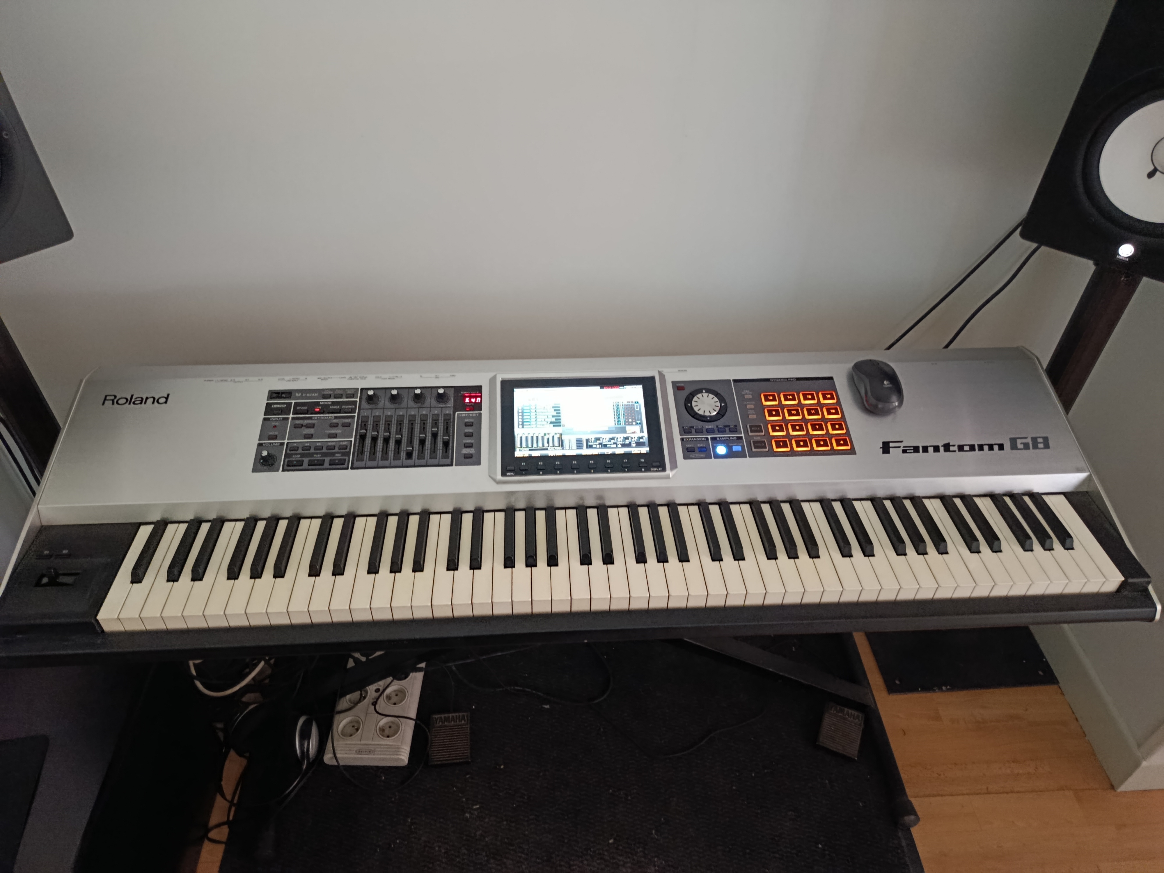 Roland Fantom G8 workstation