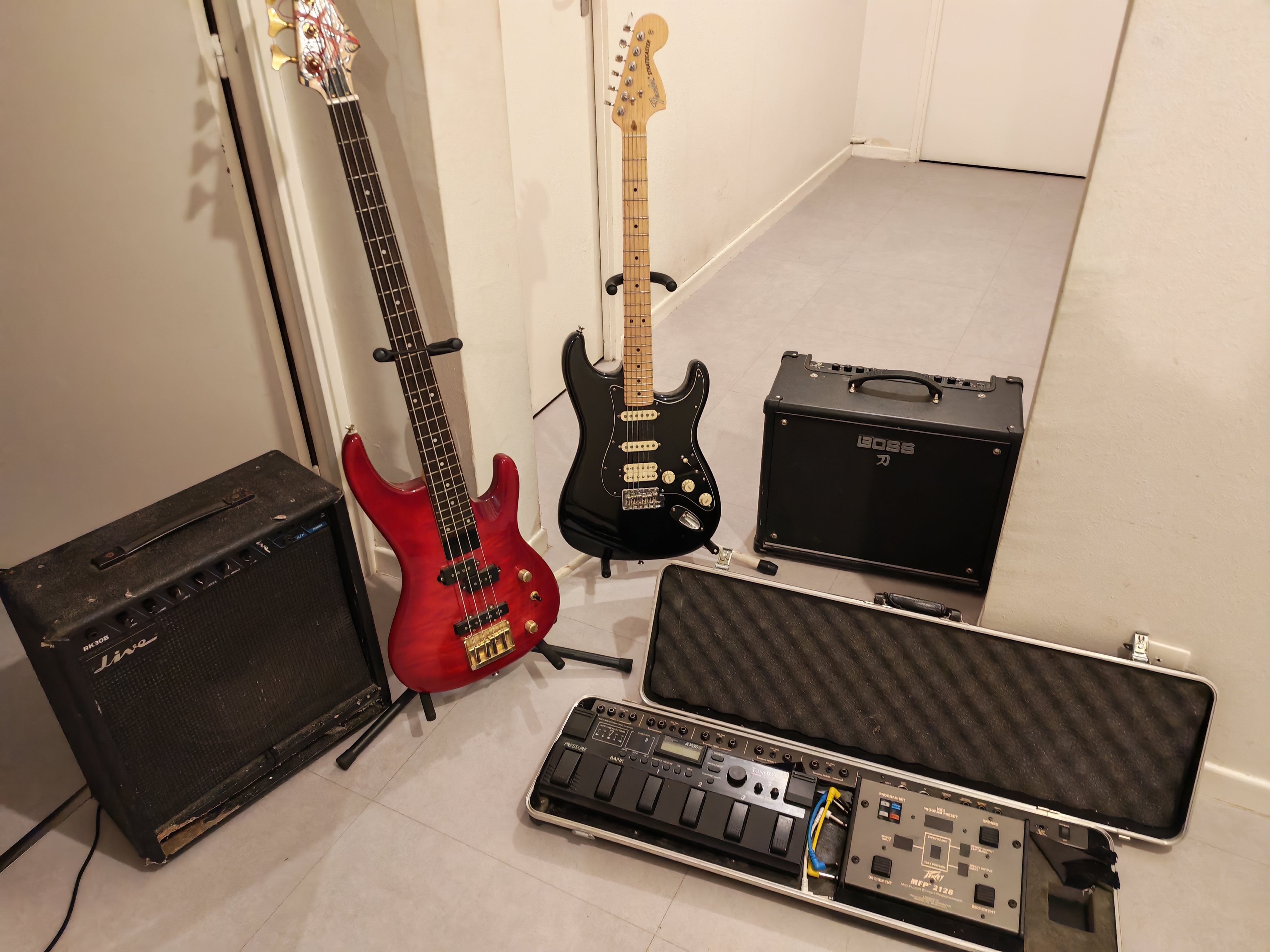 Lot guitare strat, guitare basse 2 amplis, rack d effets 