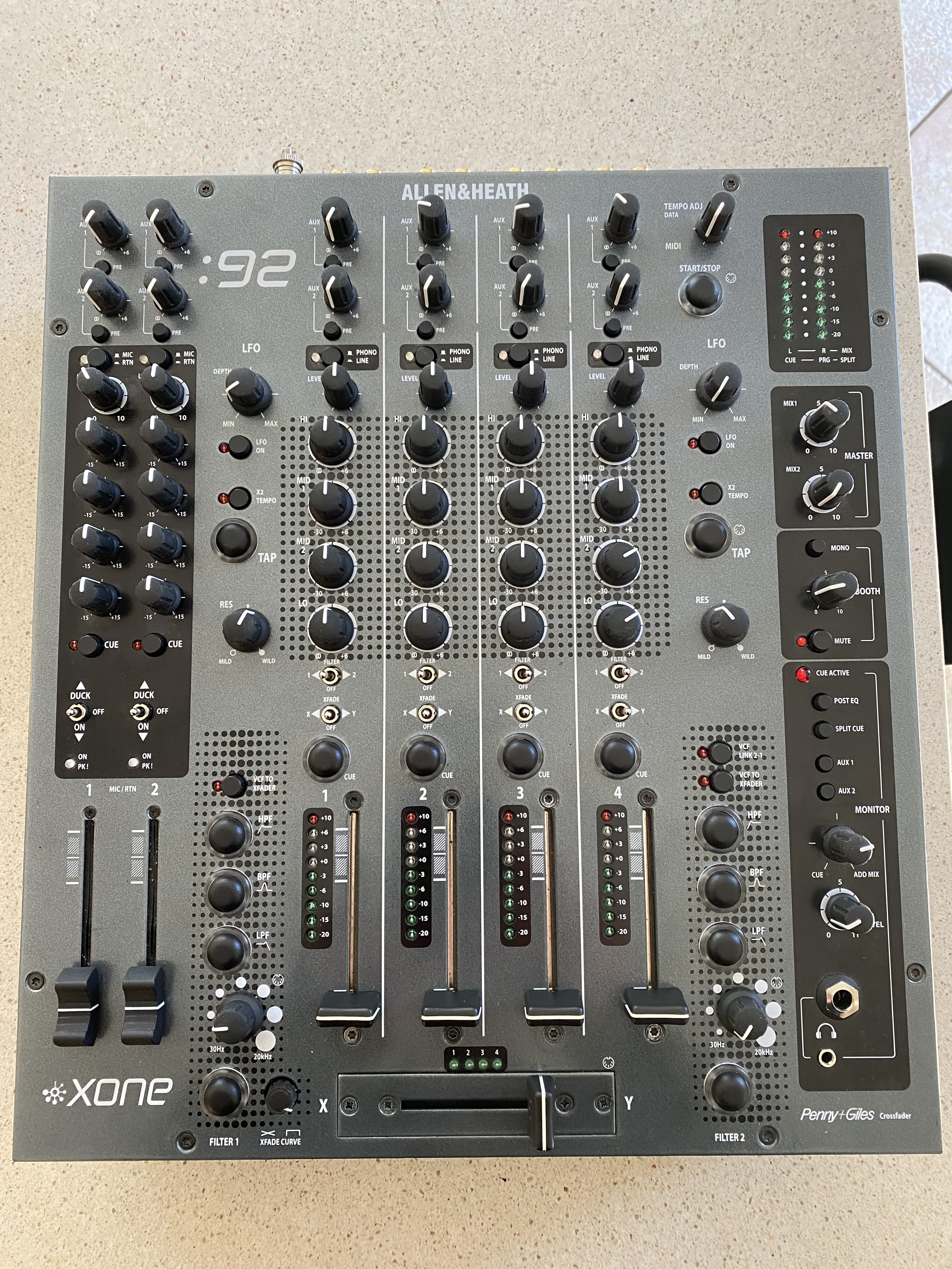 Vends table A&H Xone 92