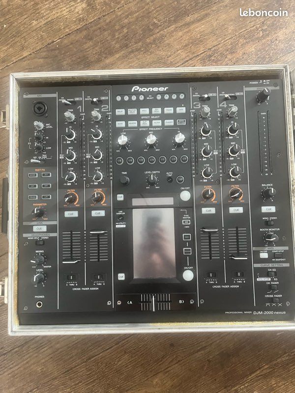 Table de mixage Pioneer DJM 2000 Nexus + flight case