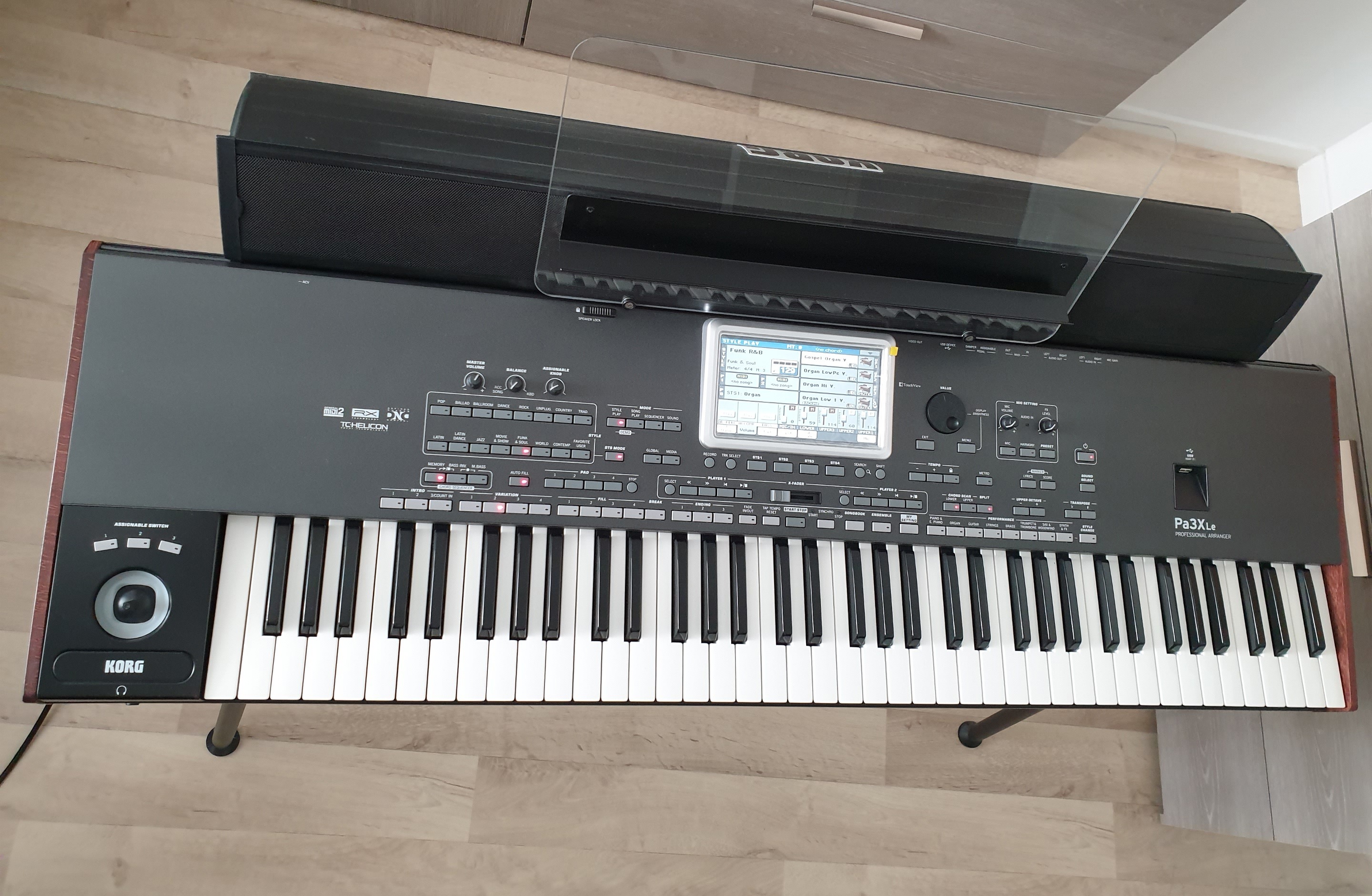 Vends Korg Pa3X Le en très bon état.