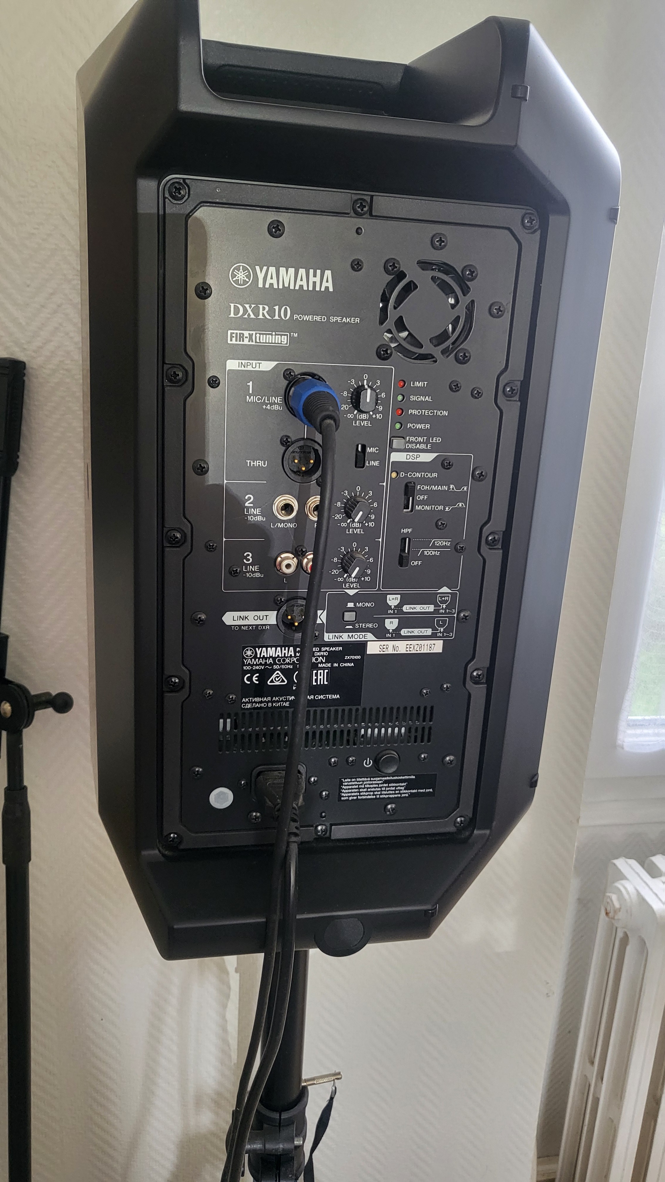 Vends paire d'enceintes sono amplifiées Yamaha DXR-10 avec pieds 