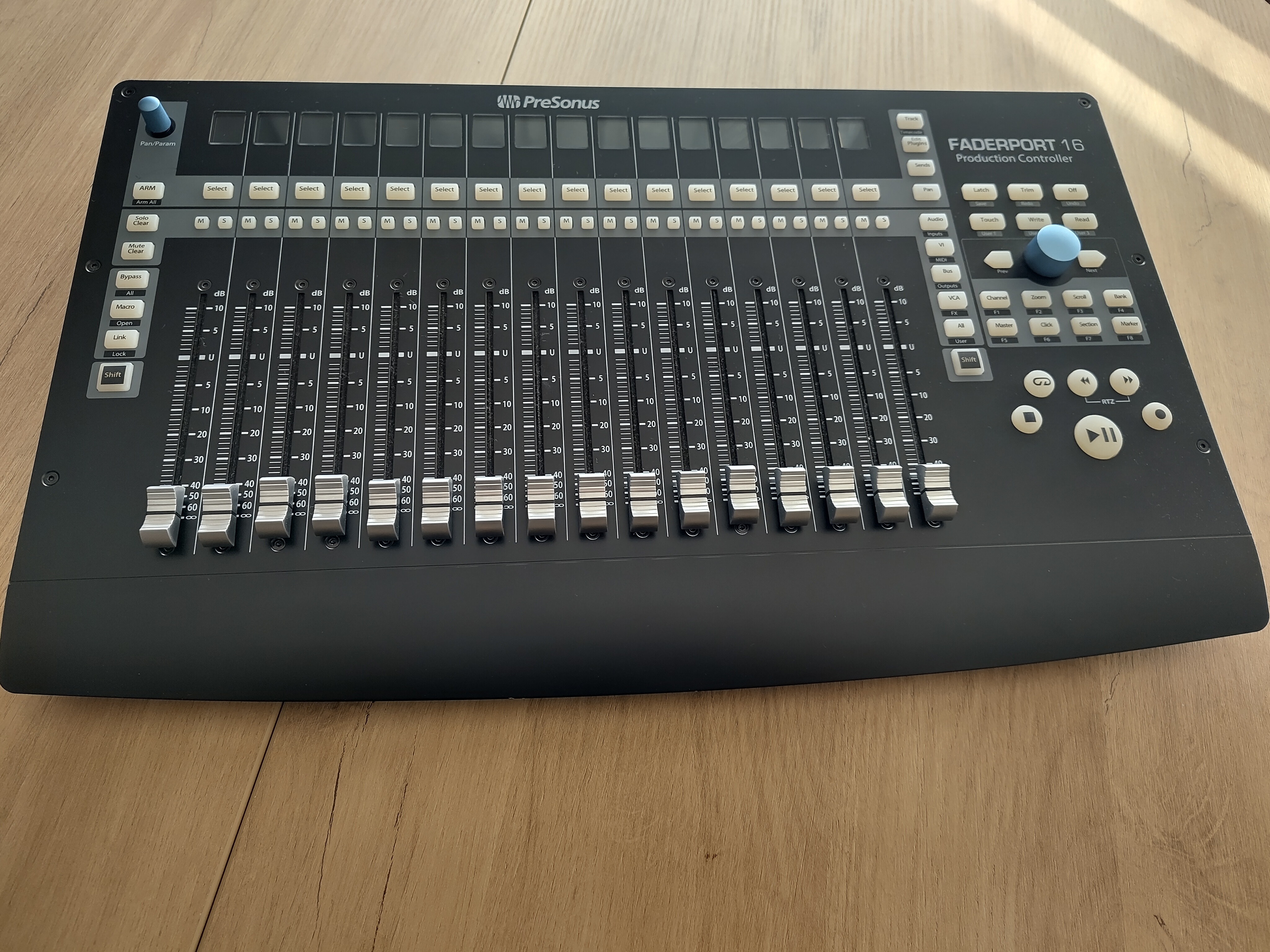 VENDS PRESONUS FADERPORT16 avec housse et decksaver.