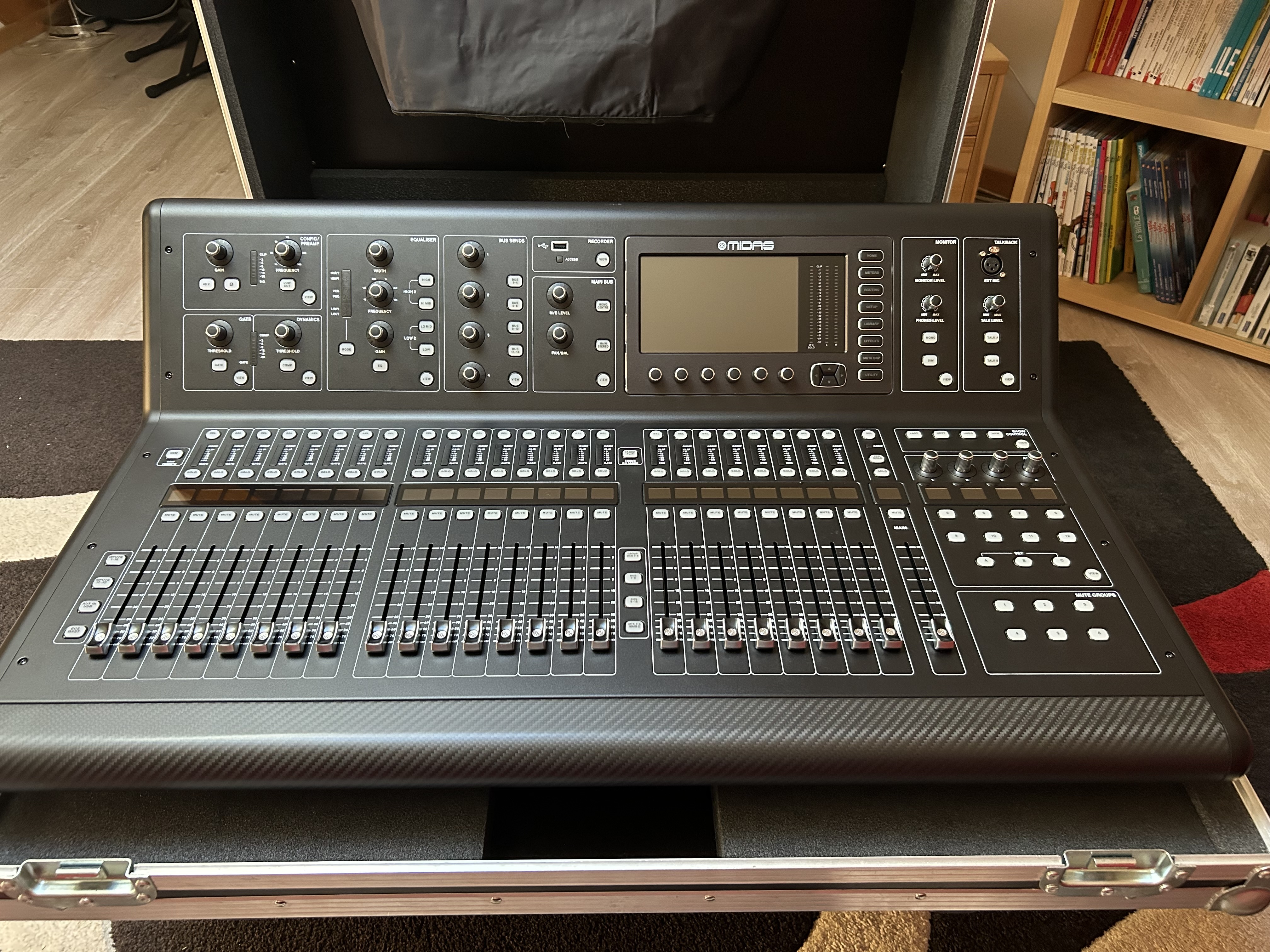 Midas M32 LIVE table de mixage numérique + flight case roulette