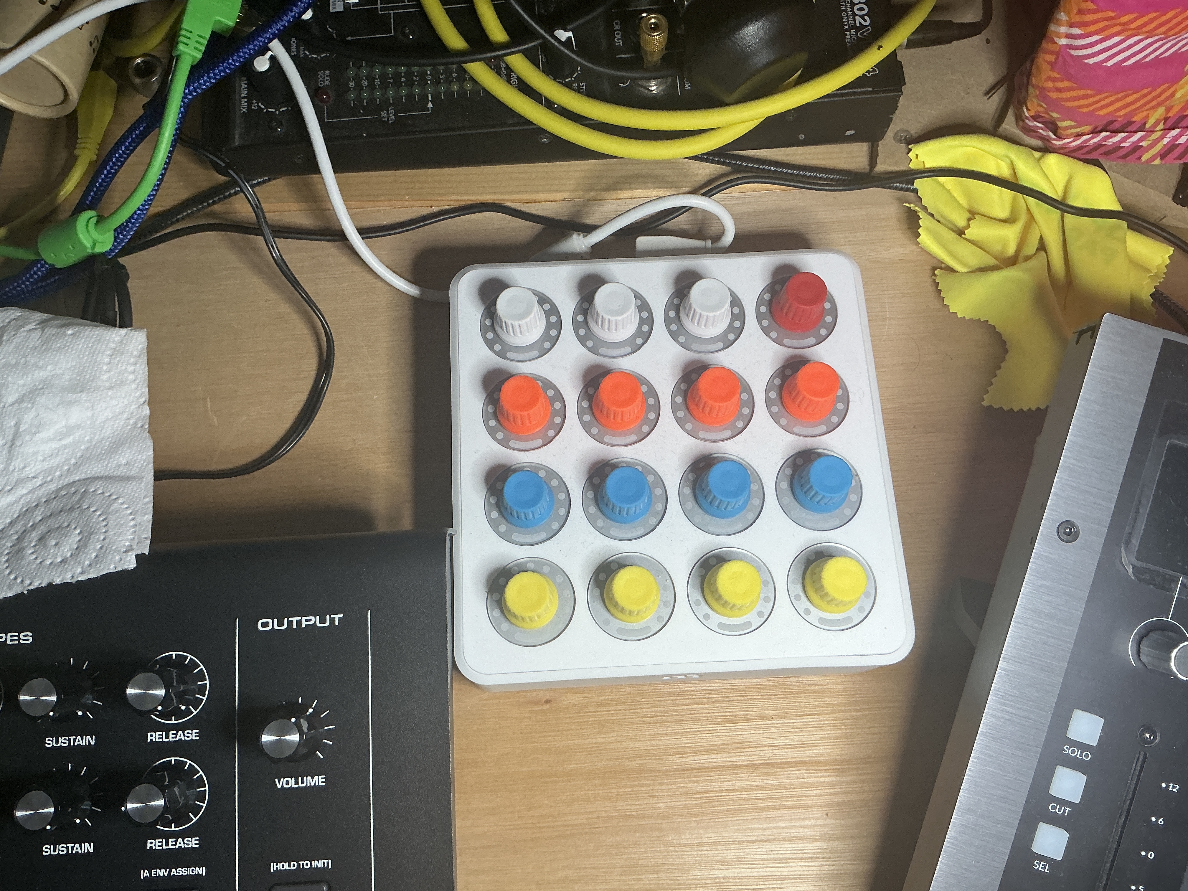 Vends contrôleur  Dj Techtools Midi Fighter Twister Blanc dans un état neuf