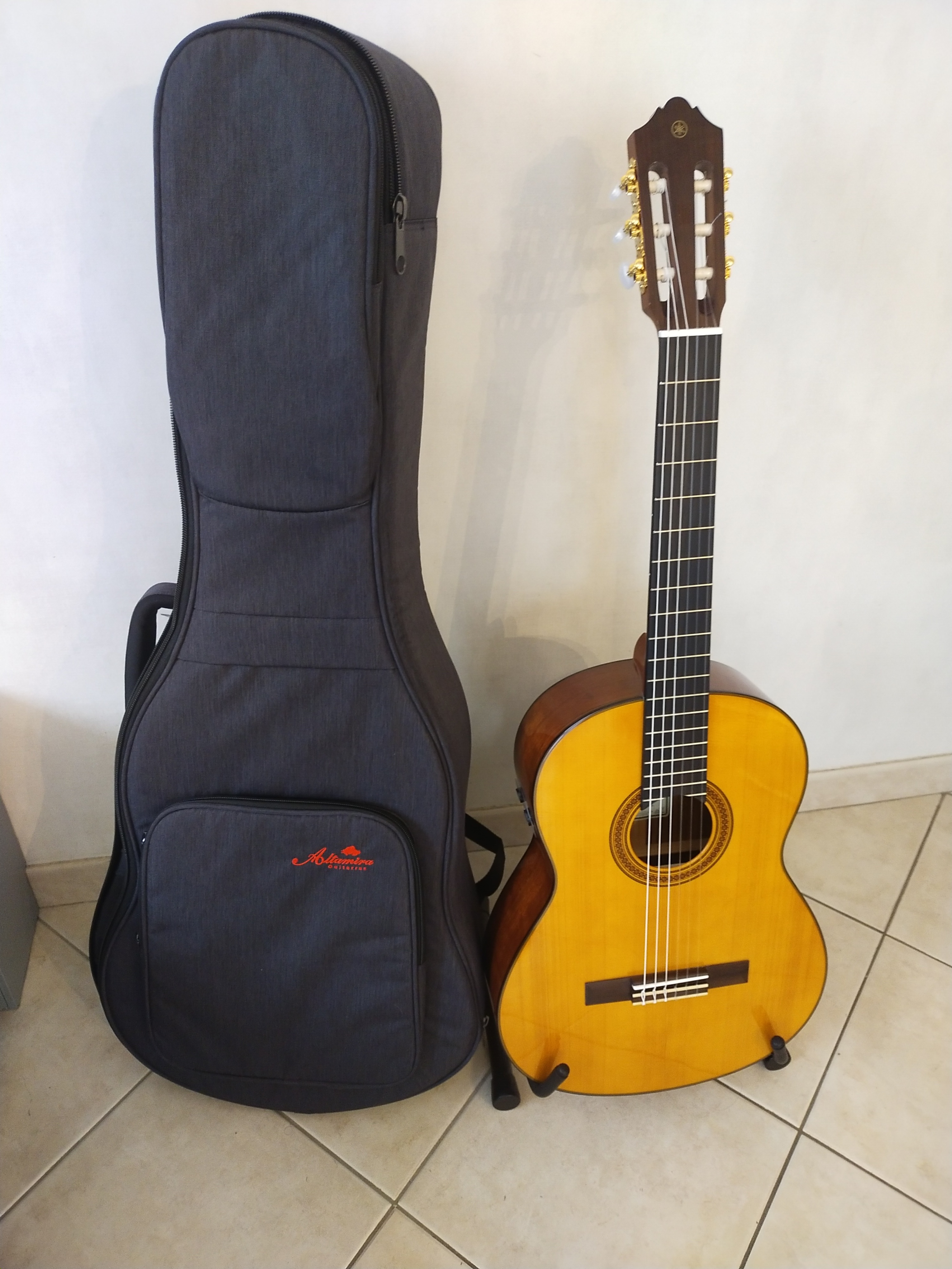 Guitare Yamaha CG TA neuve 