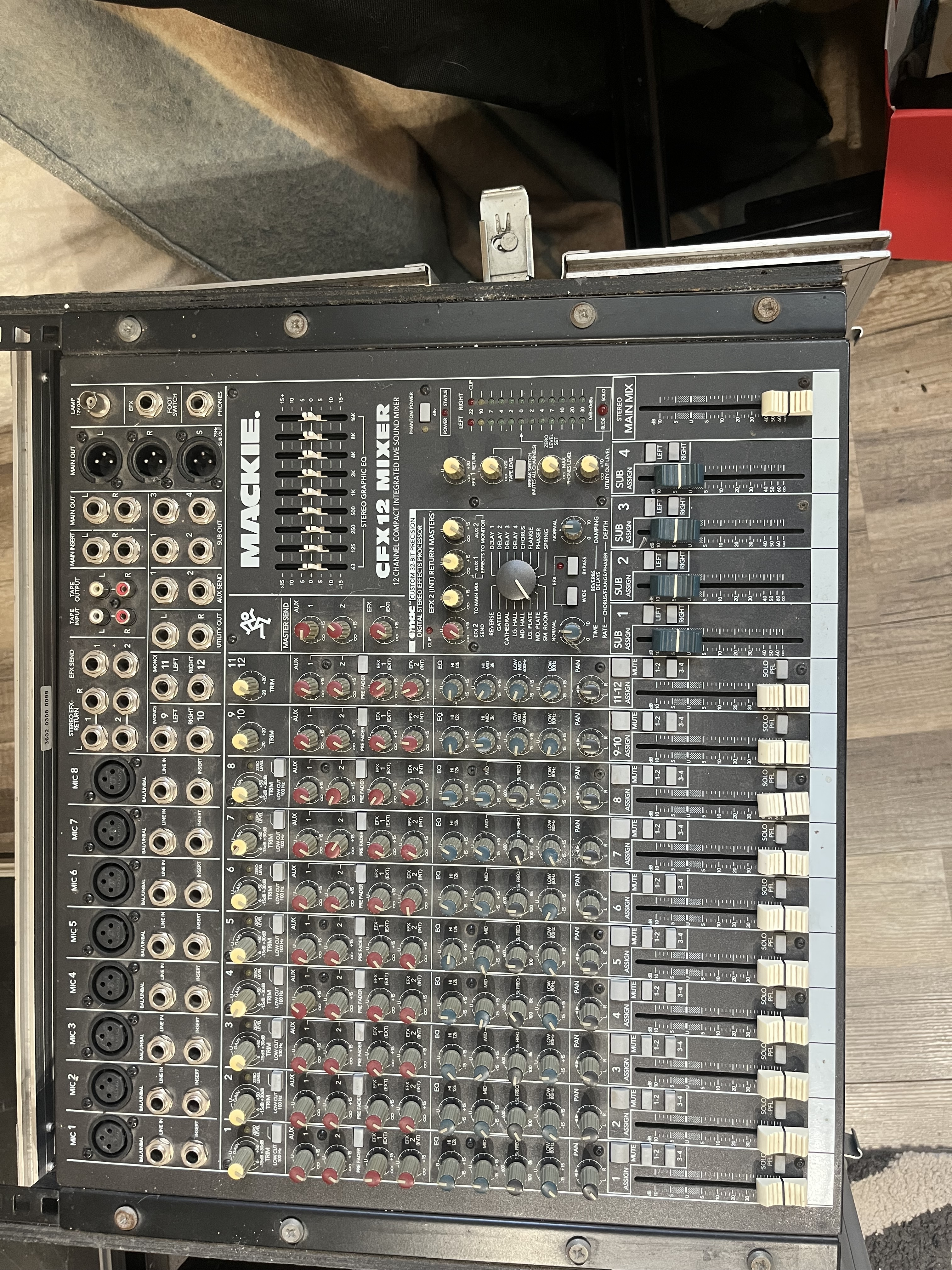 Mackie cfx 12 et son box