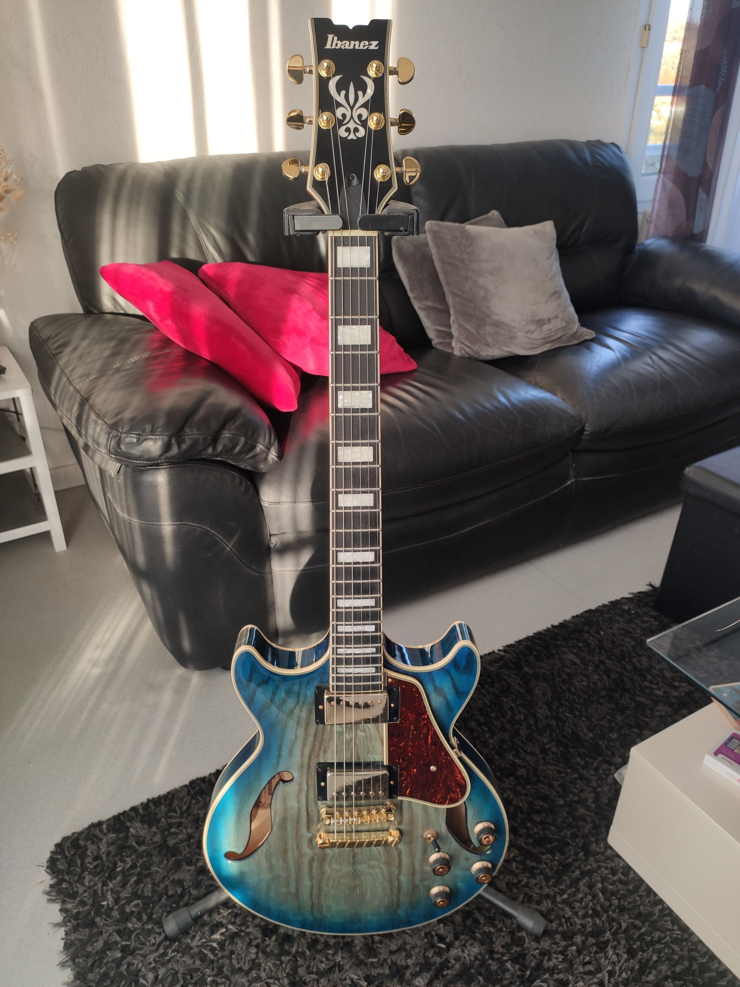 Ibanez AM93QAJBB Artcore Expressionist – Jet Blue Burst 