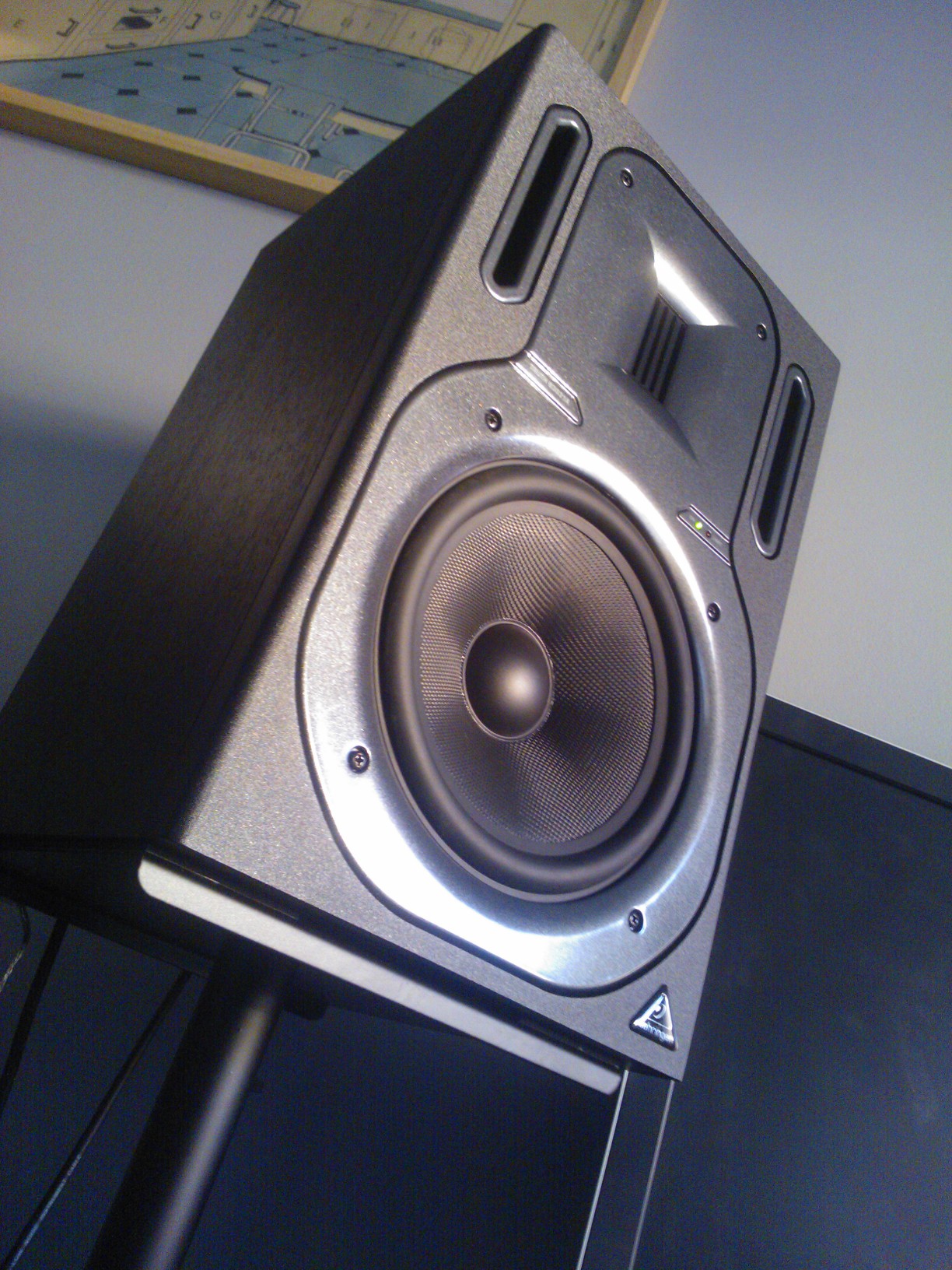 Behringer Truth B3031A