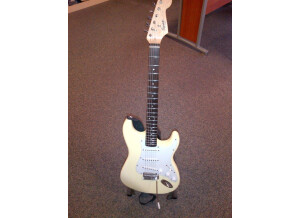 Squier Bullet Bullet Strat with Tremolo - Artic White Rosewood