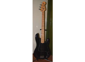 Fender Standard Precision Bass - Black Maple