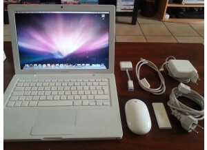 Apple MacBook 2.4 GHz Intel Core 2 Duo (42986)