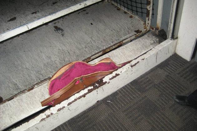 Voler avec une guitare