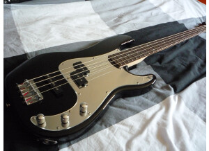 Squier Standard Precision Bass Special Edition Black and Chrome Rosewood