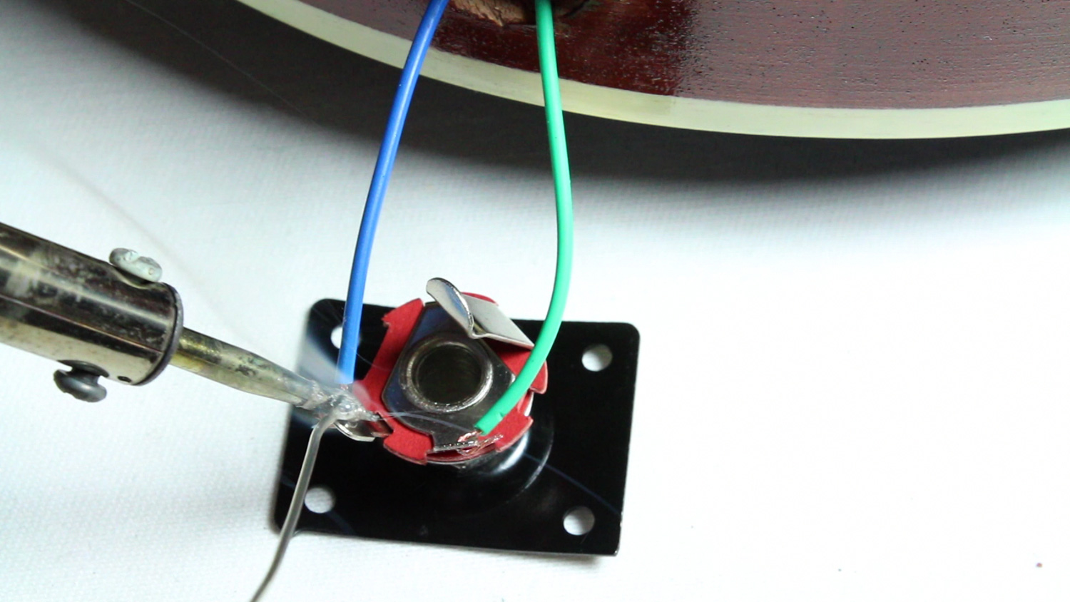 La soudure sur une guitare