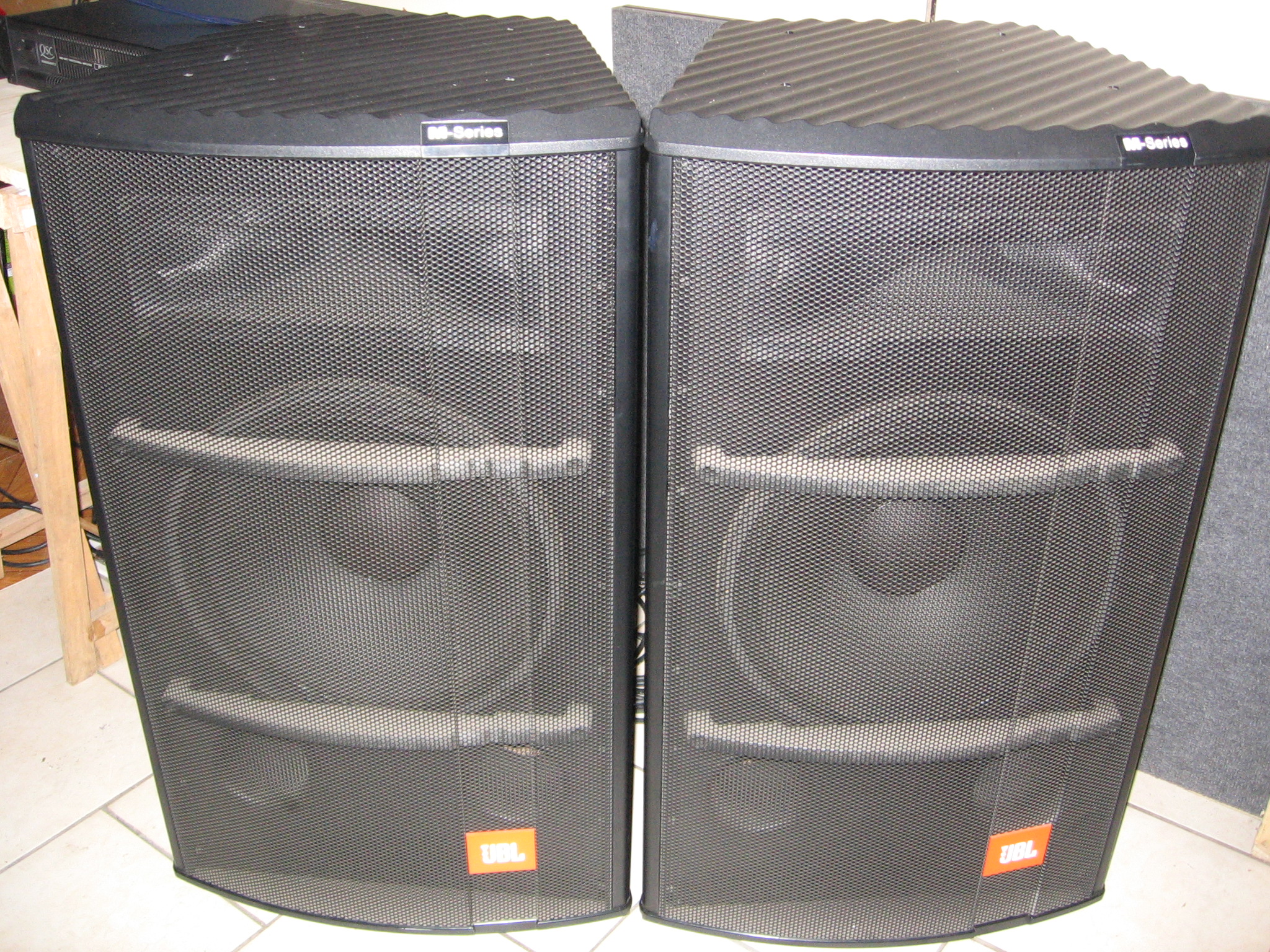 JBL MRX518S