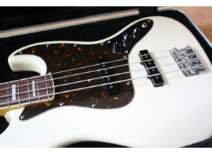 Fender '66 Jazz Bass Japan limited edition-aged olympic white
