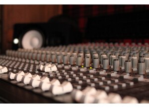 Mackie 8 Bus Series 24/8/2 (89345)