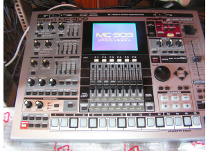 Roland MC-909 Sampling Groovebox (79722)