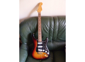 Fender Stevie Ray Vaughan Stratocaster- 3-color Sunburst Pau Ferro