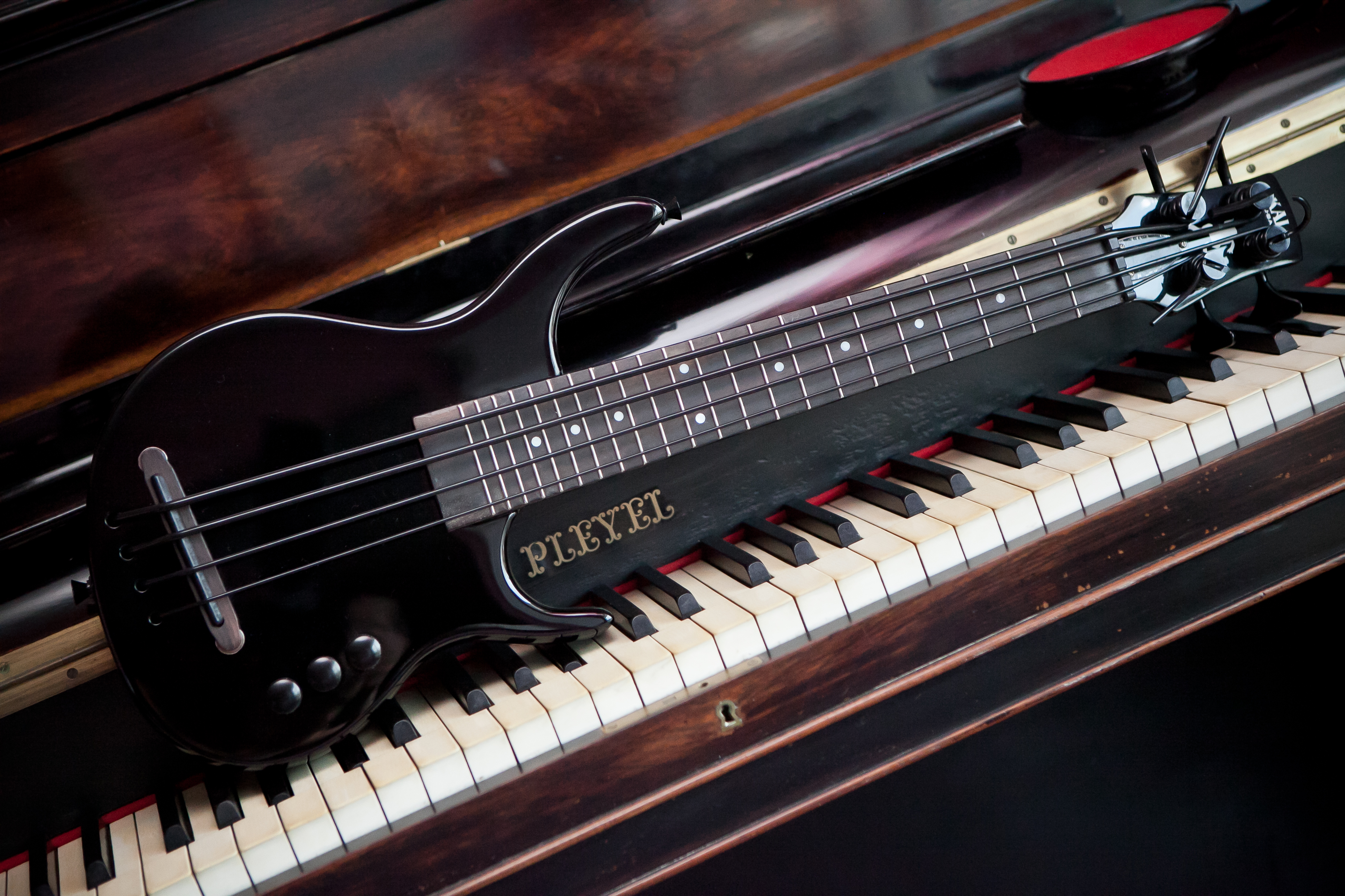 Kala Solid Body Ubass SUB4FS